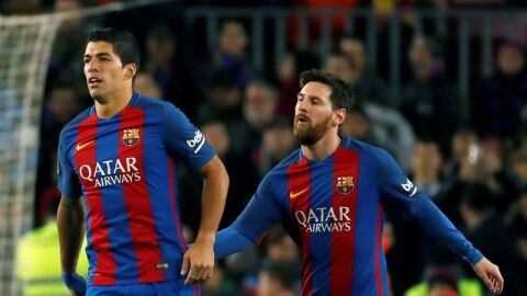 Leo Messi felicita a Luis Su&aacute;rez por su gol. 