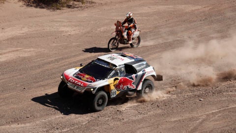 Loeb, en acci&oacute;n durante la 10&ordf; etapa del Dakar