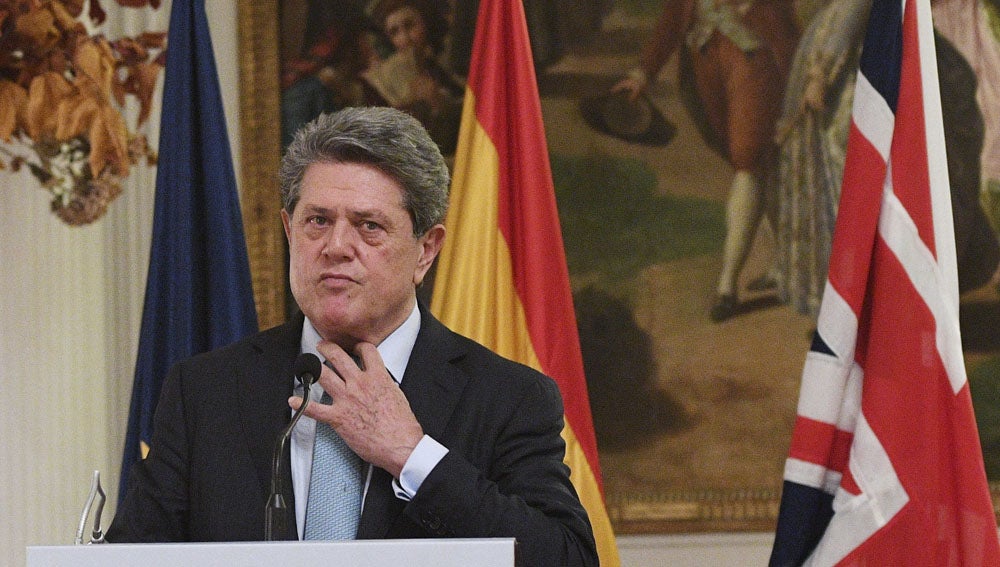 Las preguntas de Amón: ¿Ha sido Cospedal quien ha puesto en bandeja la cabeza de Trillo o Rajoy estimuló a Cospedal? Las preguntas de Amón: ¿Ha sido Cospedal quien ha puesto en bandeja la cabeza de Trillo o Rajoy estimuló a Cospedal?