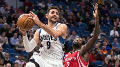 Ricky Rubio intenta dar una asistencia ante la defensa de los Rockets