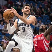 Ricky Rubio intenta dar una asistencia ante la defensa de los Rockets Ricky Rubio intenta dar una asistencia ante la defensa de los Rockets
