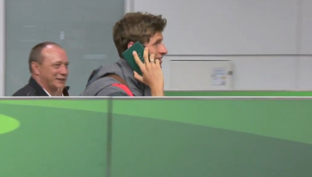 Thomas Müller simula una conversación telefónica con su pasaporte