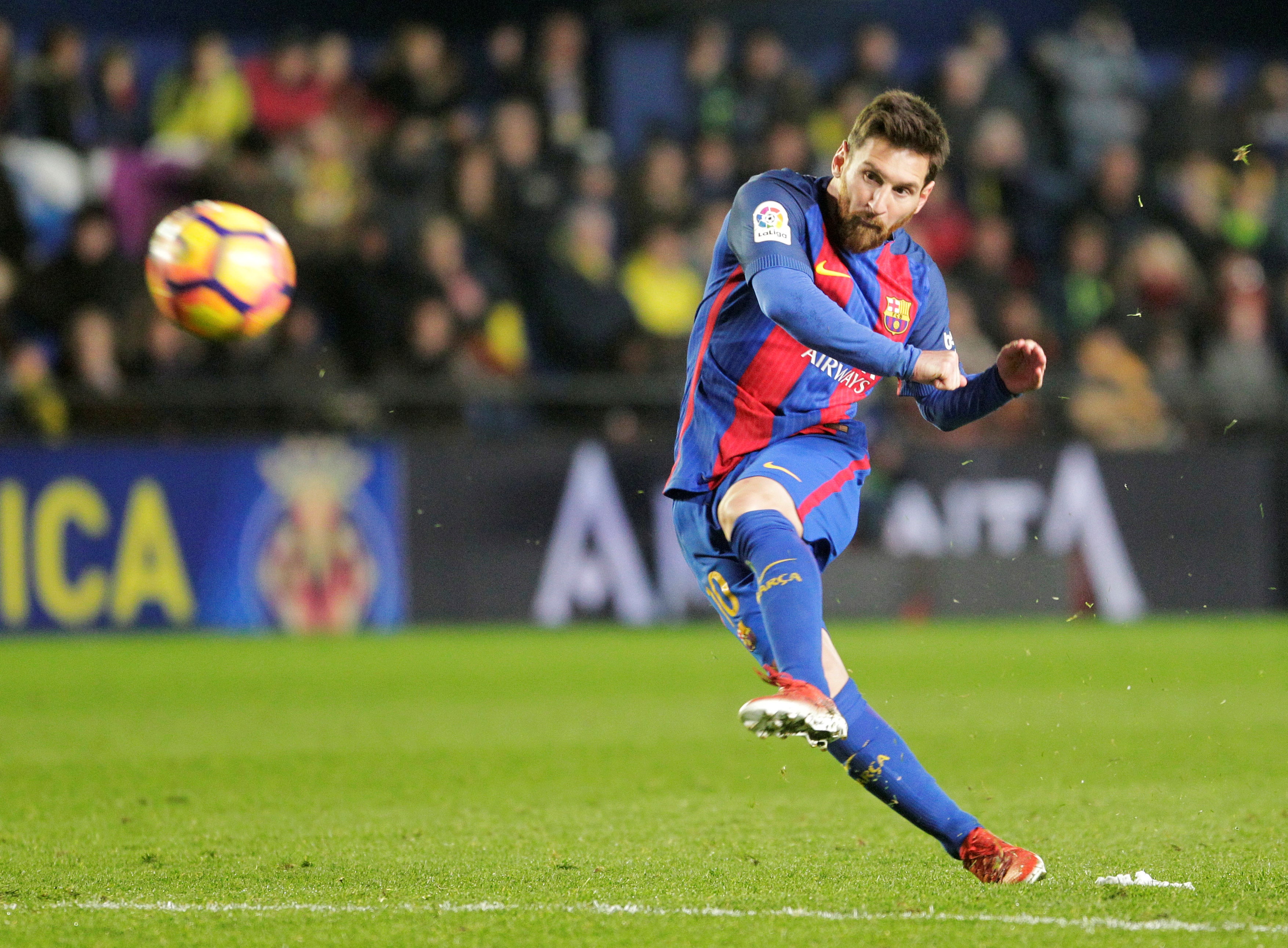 Messi iguala a Koeman como el mejor lanzador de faltas de la historia del Barcelona Messi iguala a Koeman como el mejor lanzador de faltas de la historia del Barcelona