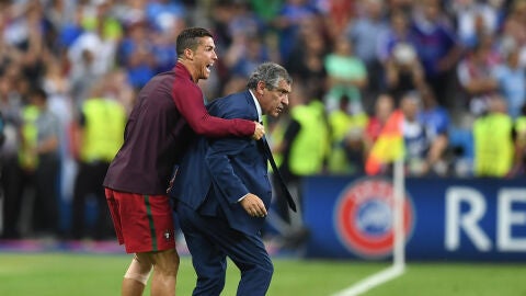 Cristiano Ronaldo, en la final de la Euro junto a Fernando Santos