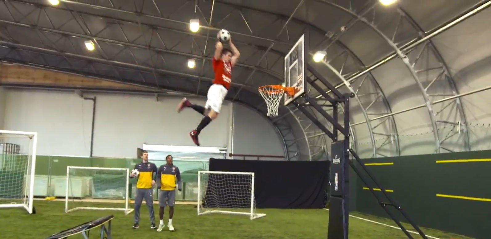 Acrobacias y mates que dejan boquiabierto: el Arsenal se apunta al espectacular reto de los Dunking Devils Acrobacias y mates que dejan boquiabierto: el Arsenal se apunta al espectacular reto de los Dunking Devils