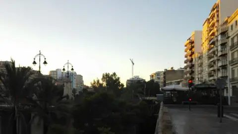 El cielo despejado predomina en Elche este jueves. Tiempo