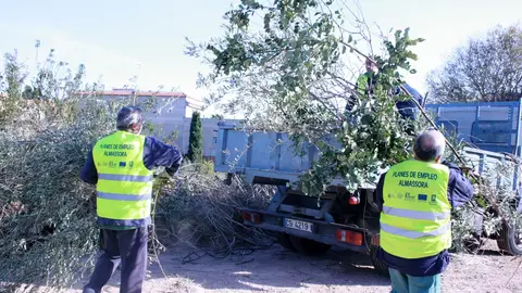 El consistorio se compromete a dotar las partidas presupuestarias necesarias para cubrir los gastos no subvencionados por el Servef. TRABAJADORES ALMASSORA