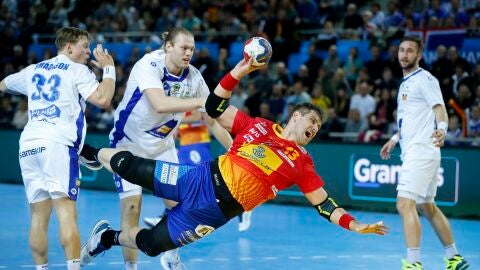 Julen Aguinagalde, en acci&oacute;n ante la defensa islandesa