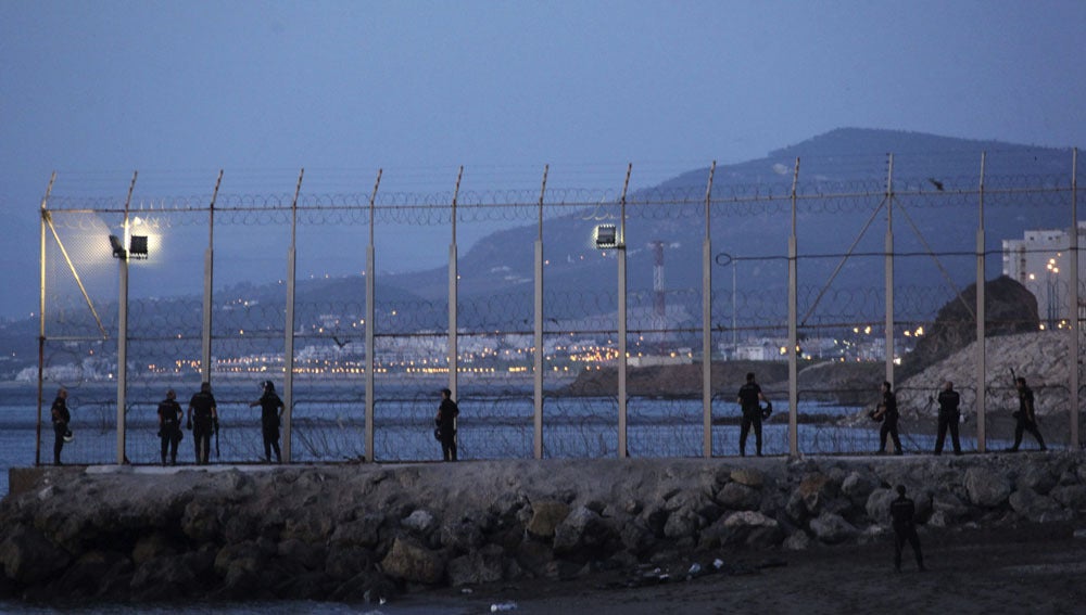 Un grupo de agentes en una zona fronteriza de Ceuta