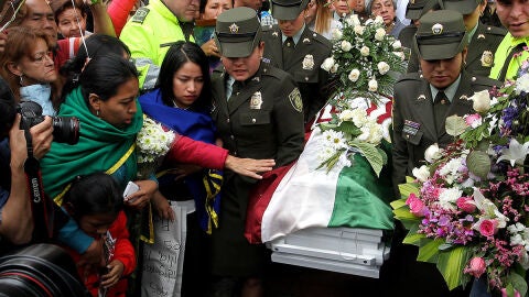 Un grupo de personas acompa&ntilde;a el f&eacute;retro de la ni&ntilde;a asesinada