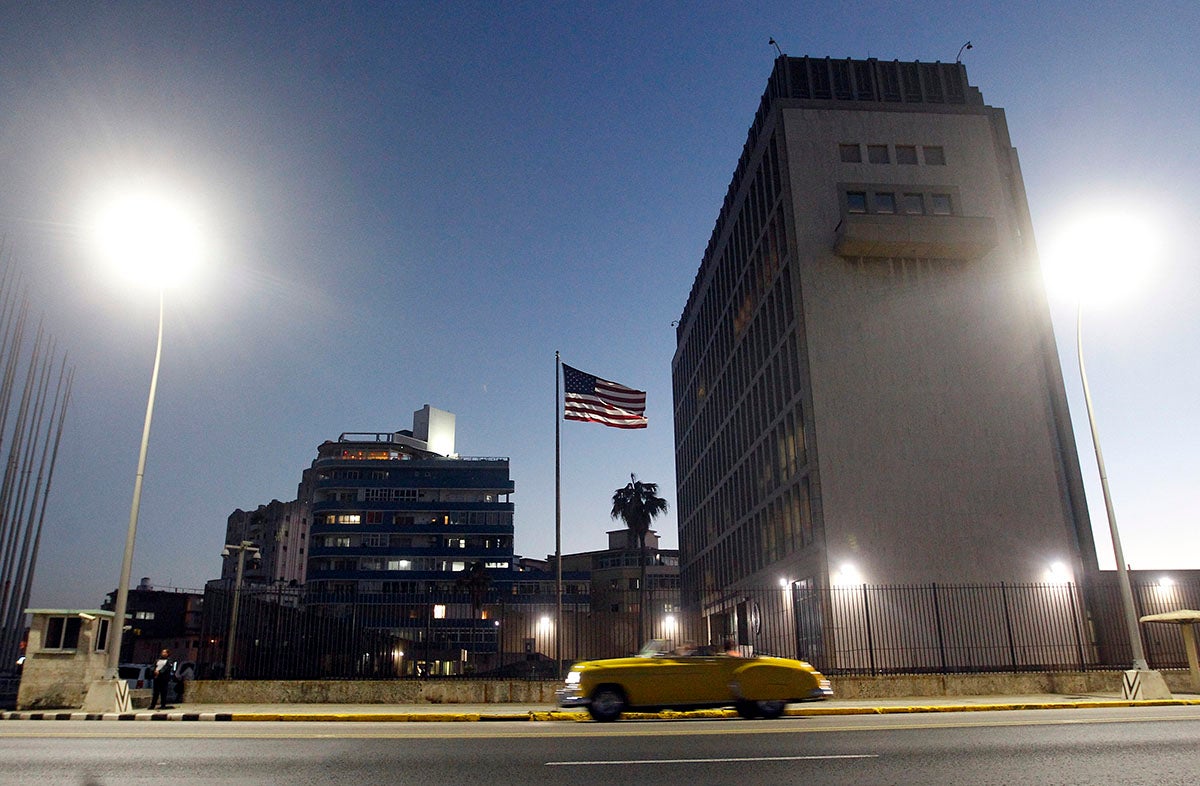 EE.UU. estudia cerrar su embajada en La Habana por un presunto "ataque acústico" EE.UU. estudia cerrar su embajada en La Habana por un presunto "ataque acústico"