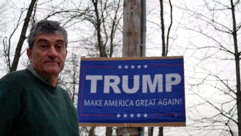 Guillermo Fessr en Estados Unidos junto a un cartel electoral de Donald Trump