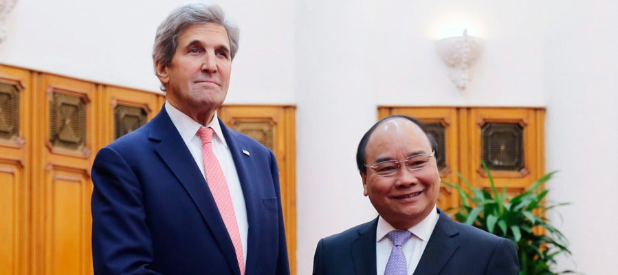 El secretario de Estado estadounidense John Kerry saluda al primer ministro de Vietnam Nguyen Xuan Phuc El secretario de Estado estadounidense John Kerry saluda al primer ministro de Vietnam Nguyen Xuan Phuc