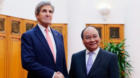 El secretario de Estado estadounidense John Kerry saluda al primer ministro de Vietnam Nguyen Xuan Phuc