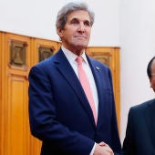 El secretario de Estado estadounidense John Kerry saluda al primer ministro de Vietnam Nguyen Xuan Phuc