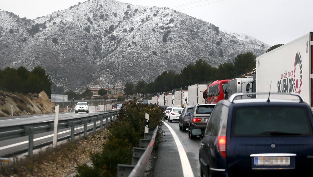 La DGT pide precaución y planificar los trayectos ante la previsión de nevadas La DGT pide precaución y planificar los trayectos ante la previsión de nevadas