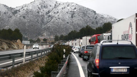 Las intensas nevadas han provocado cortes de tr&aacute;fico en la autov&iacute;a A-31