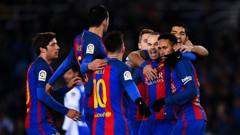 Los jugadores del Barcelona celebran un gol
