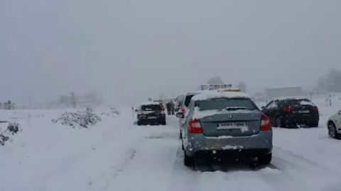 La nieve provoca el caos en las carreteras y l&iacute;neas ferroviarias del este peninsular