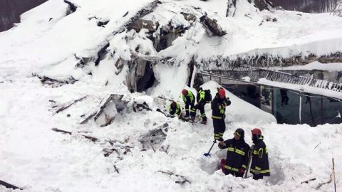Varios bomberos trabajan en el Hotel Rigopiano de Farindola.
