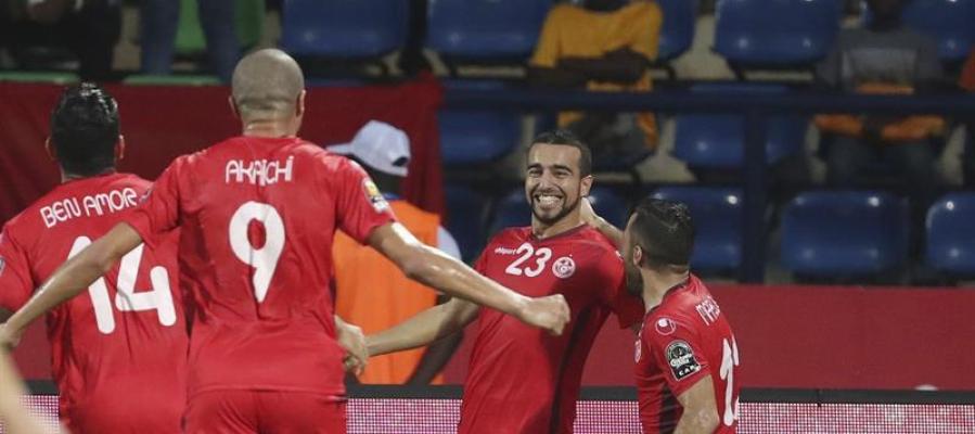 Los jugadores de Túnez celebran su gol a Argelia. Los jugadores de Túnez celebran su gol a Argelia.