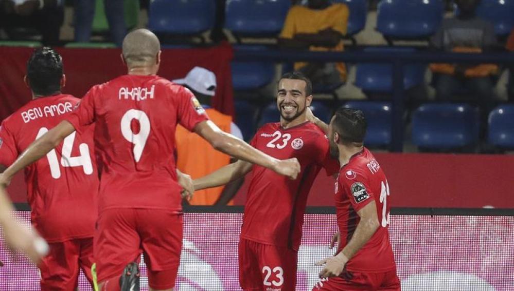 Los jugadores de Túnez celebran su gol a Argelia.
