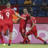 Los jugadores de Túnez celebran su gol a Argelia.
