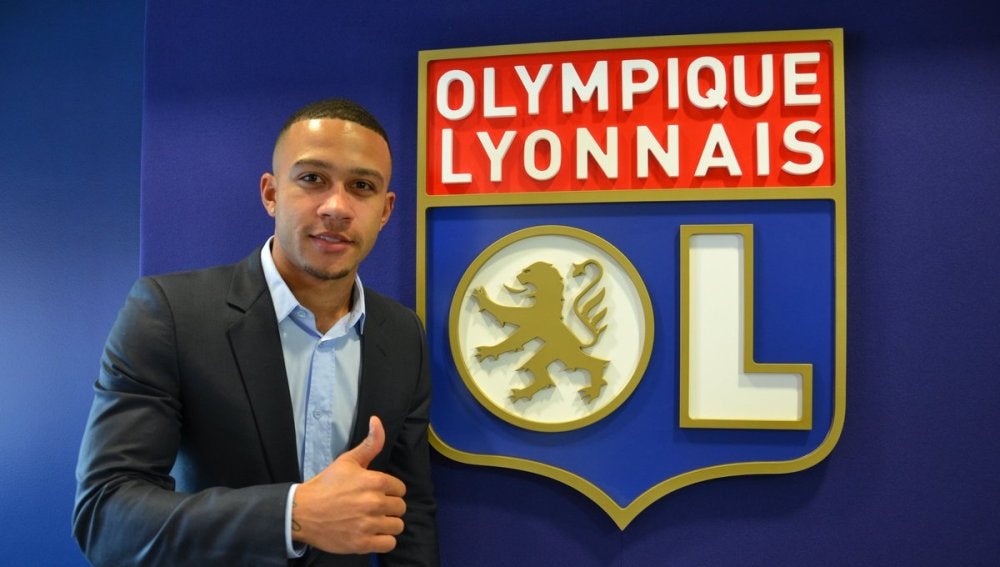 Memphis Depay posa con el escudo del Olympique de Lyon