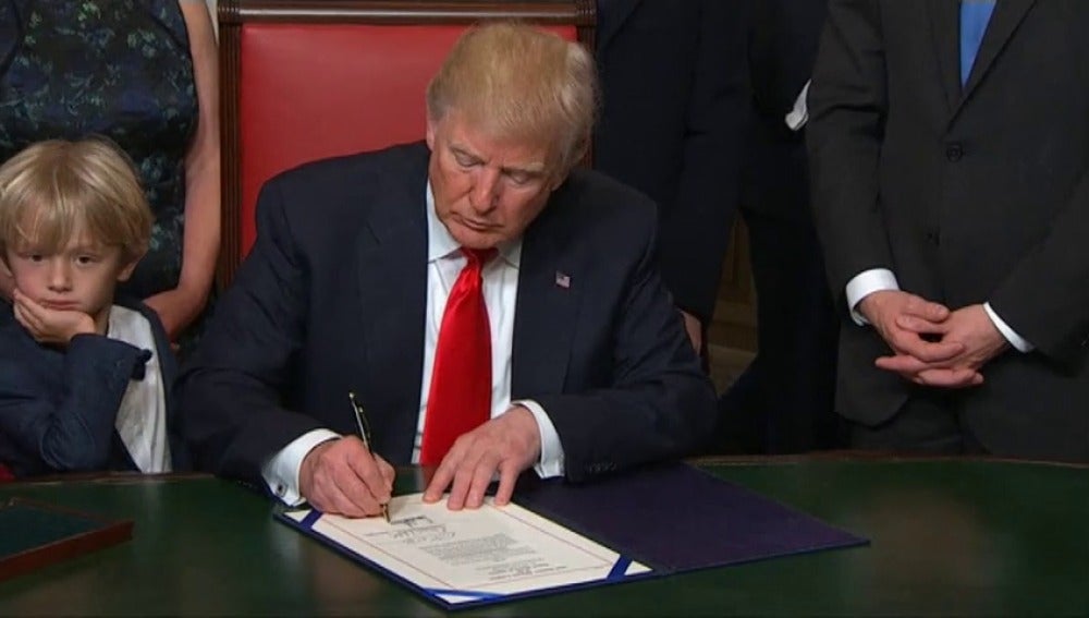Frame 50.47846 de: Donald Trump firma sus primeras órdenes ejecutivas y proclama el Día del Patriotismo