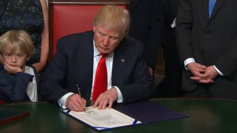Frame 50.47846 de: Donald Trump firma sus primeras &oacute;rdenes ejecutivas y proclama el D&iacute;a del Patriotismo
