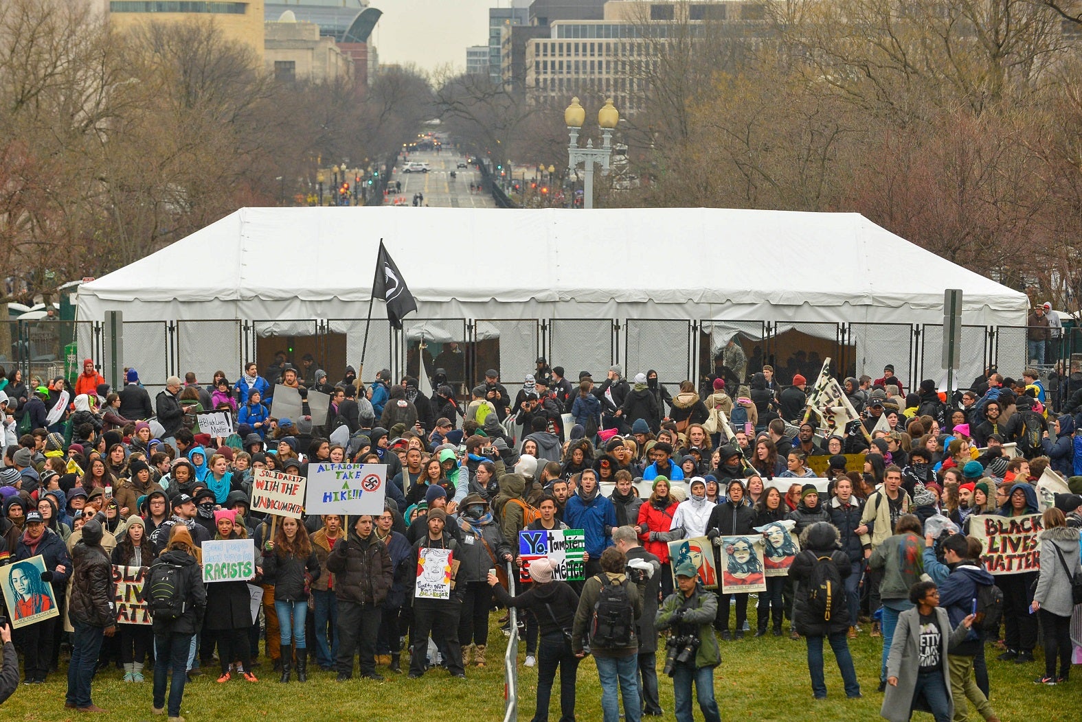 Activistas reparten marihuana gratis en la protesta contra Donald Trump en Washington Activistas reparten marihuana gratis en la protesta contra Donald Trump en Washington