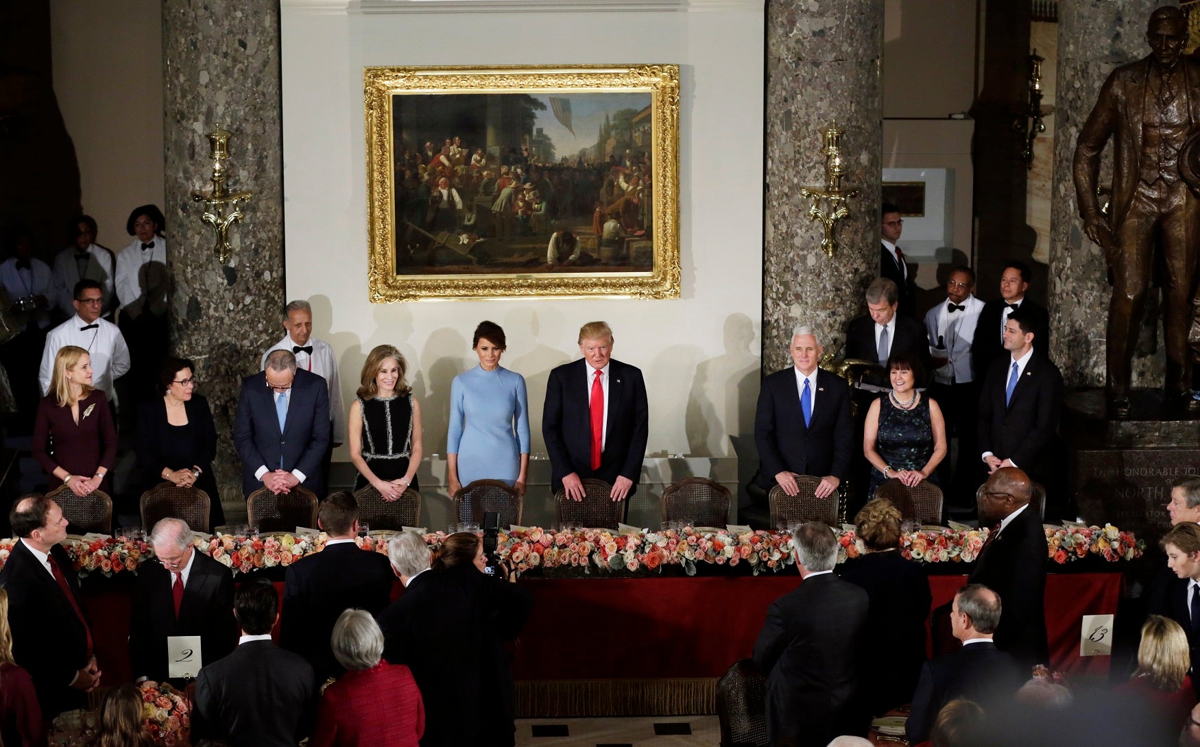 Trump bromea con la reforma sanitaria de Obama en la firma de sus primeros decretos presidenciales Trump bromea con la reforma sanitaria de Obama en la firma de sus primeros decretos presidenciales