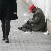 Un sintecho pide limosna Un sintecho pide limosna