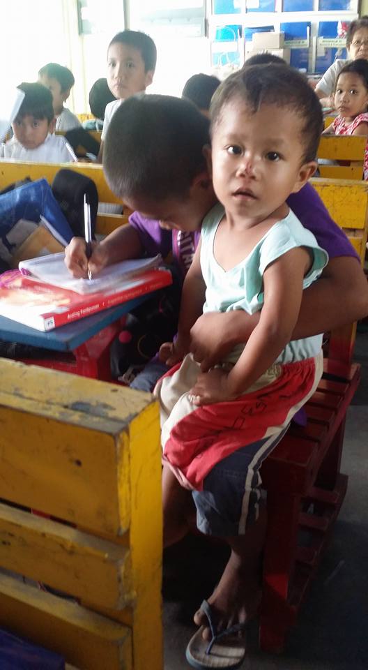 Un niño filipino asiste a clase todos los días con su hermano de dos años tras la muerte de su madre Un niño filipino asiste a clase todos los días con su hermano de dos años tras la muerte de su madre