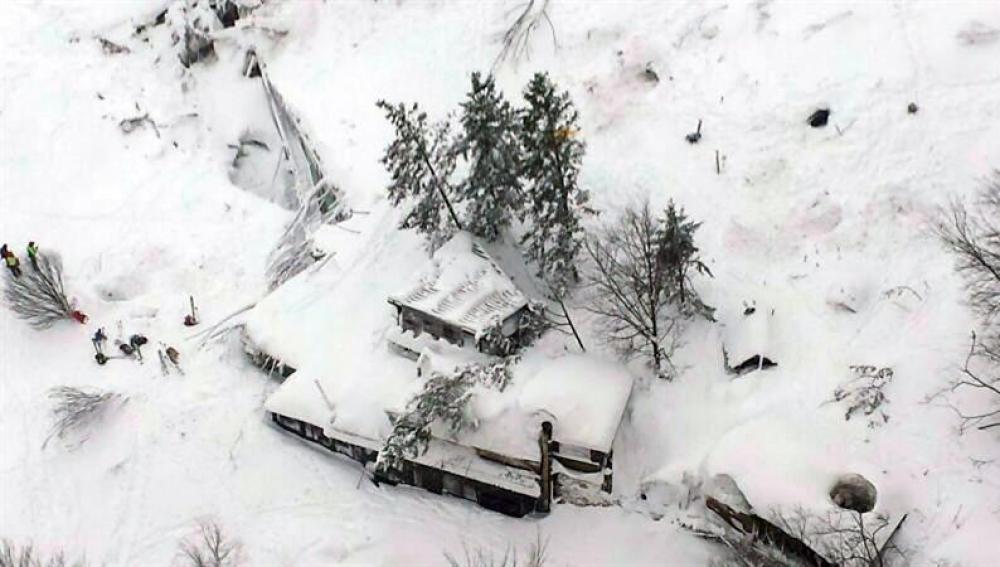 Vista del estado en el que ha quedado el hotel Rigopiano, alcanzado por una avalancha de nieve