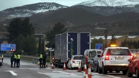 Agentes de la Guard&iacute;a Civil desv&iacute;an el tr&aacute;fico de la A3, a la altura de Chiva