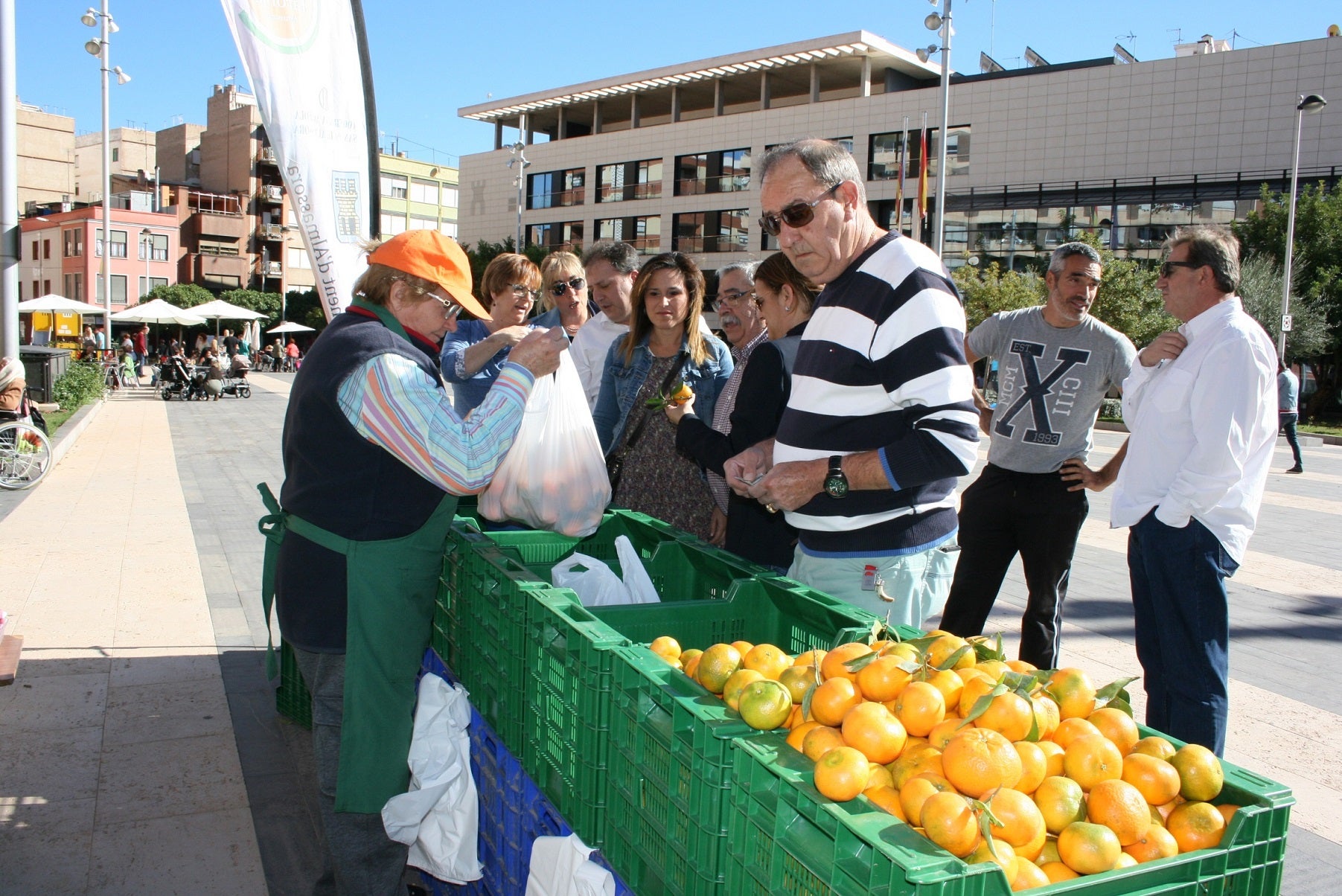 El Mercat de la Taronja repartirá dulces elaborados con cítricos para fomentar su consumo El Mercat de la Taronja repartirá dulces elaborados con cítricos para fomentar su consumo