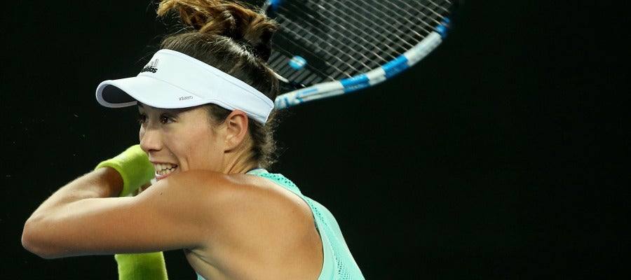 Garbiñe Muguruza golpea de revés una bola Garbiñe Muguruza golpea de revés una bola