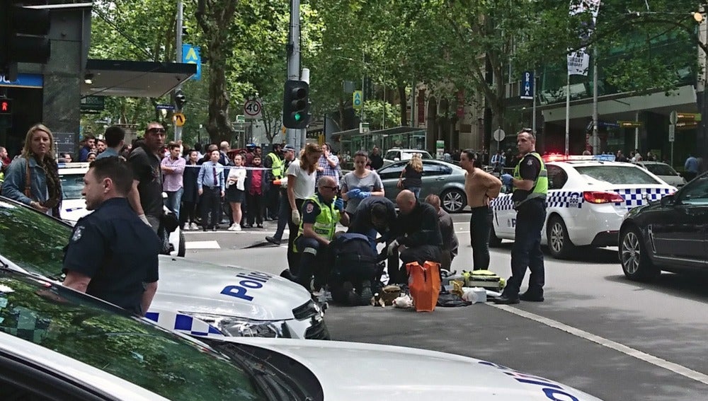 La Policía y servicios de emergencias en el lugar del atropello masivo en Melbourne