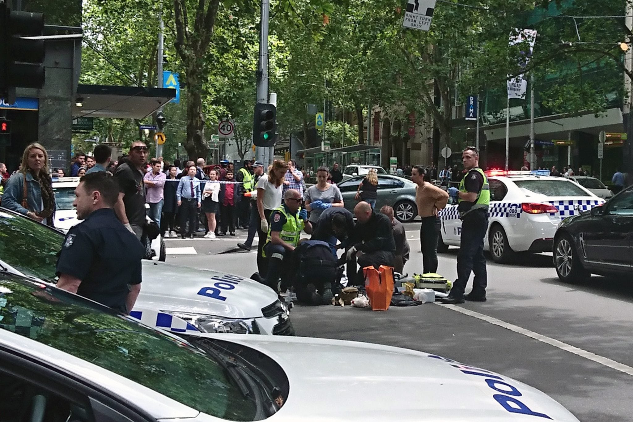 Al menos tres muertos y una veintena de heridos por un atropello masivo y deliberado en Melbourne, en Australia Al menos tres muertos y una veintena de heridos por un atropello masivo y deliberado en Melbourne, en Australia