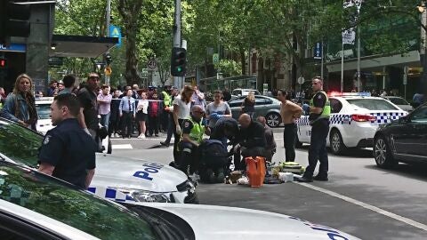La Polic&iacute;a y servicios de emergencias en el lugar del atropello masivo en Melbourne