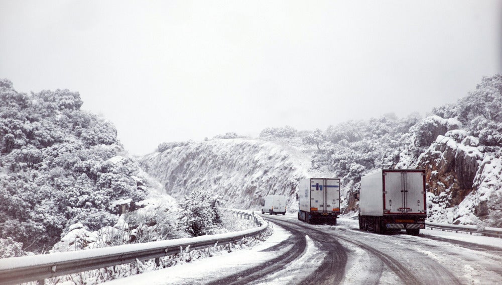 Varios camiones bloqueados en una carretera debido a la intensa nevada