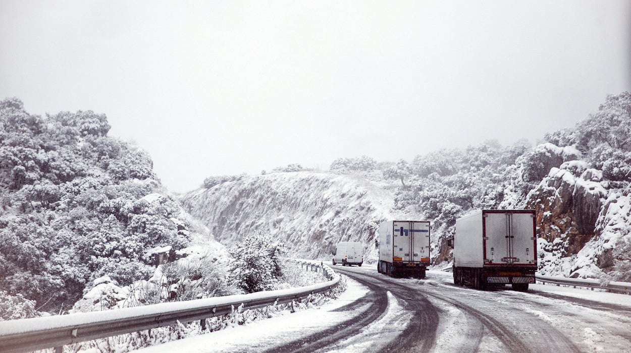 La nieve colapsa carreteras y miles de conductores quedan atrapados La nieve colapsa carreteras y miles de conductores quedan atrapados