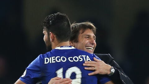 Diego Costa y Antonio Conte se abrazan despu&eacute;s de un partido del Chelsea