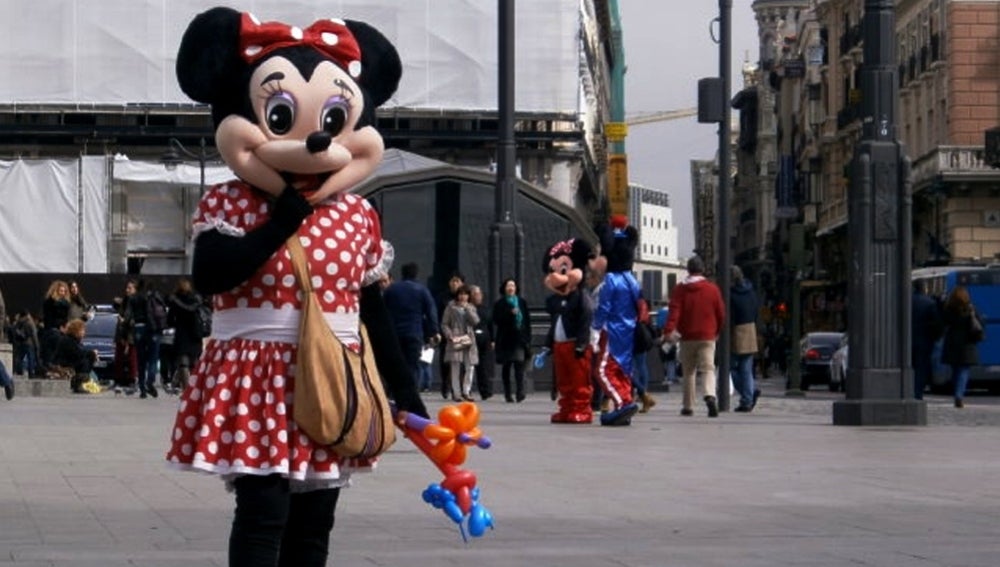 Todos los años Mujer joven huella dactilar Detienen a dos mujeres disfrazadas de 'Minnie Mouse' que robaban a turistas  en Sol | Onda Cero Radio