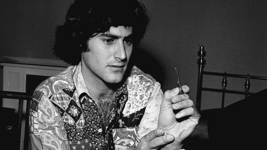 Uri Geller trata de doblar una llave con la mente