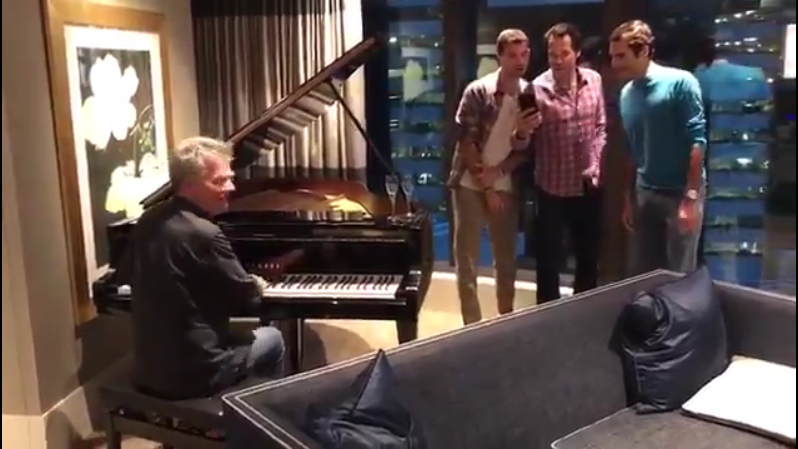 Federer sorprende a sus aficionados con Tommy Haas y Grigor Dimitrov cantando en un hotel de Australia Federer sorprende a sus aficionados con Tommy Haas y Grigor Dimitrov cantando en un hotel de Australia