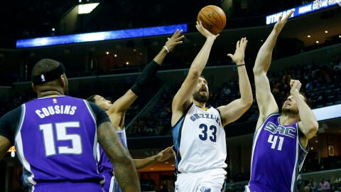 Marc Gasol, lanzando a canasta ante la defensa de los Kings
