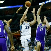Marc Gasol, lanzando a canasta ante la defensa de los Kings Marc Gasol, lanzando a canasta ante la defensa de los Kings