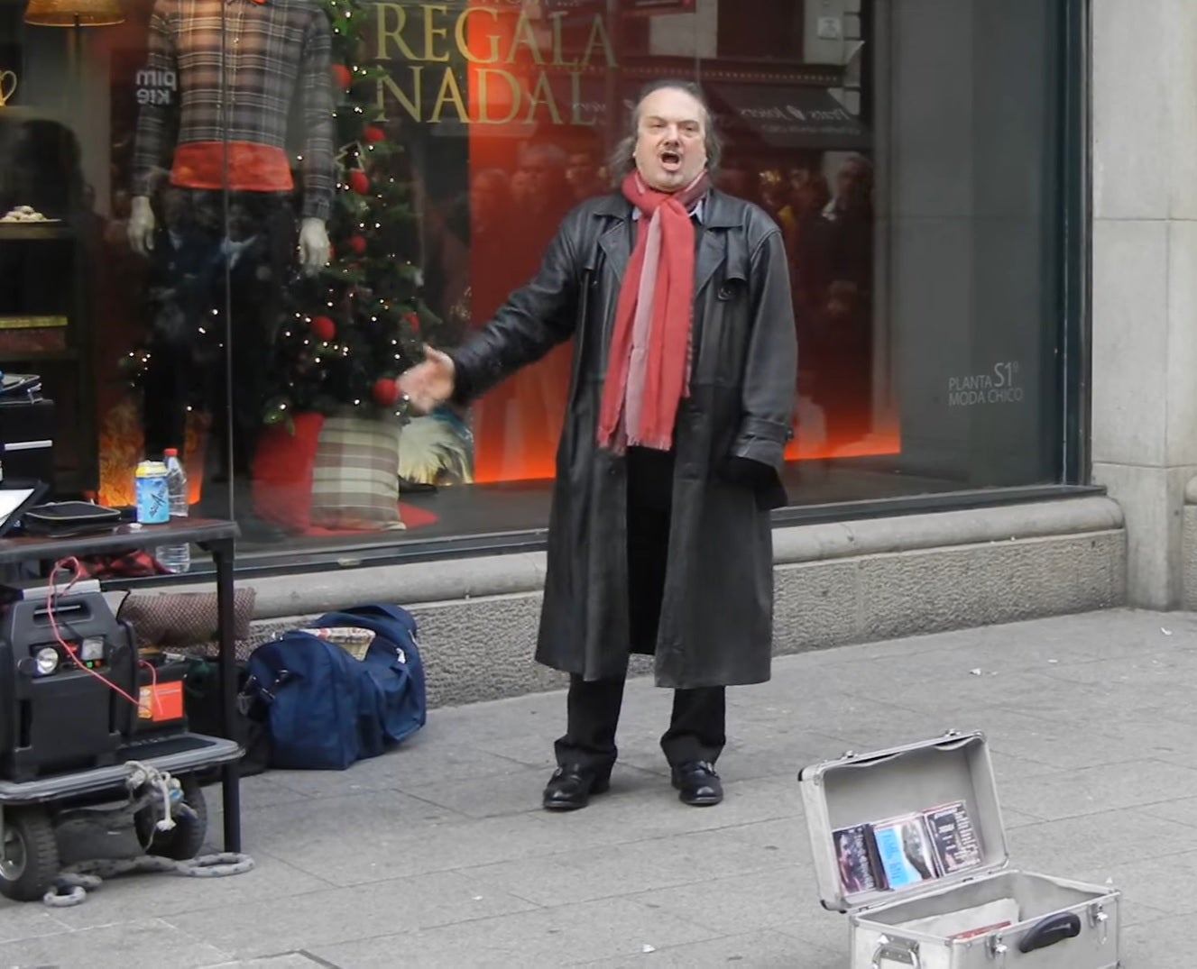 Enrico de Torres: "Llevo desde 1999 cantando por la calles de Barcelona" Enrico de Torres: "Llevo desde 1999 cantando por la calles de Barcelona"